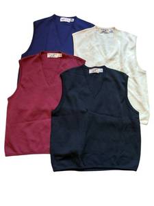 lot 381 image: Vintage Mens (Medium) Winona Knits 100% Pure Wool V-Neck Sweater Vest in Nice Condition