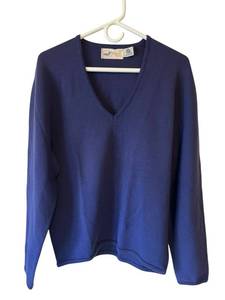 lot 382 image: Vintage Mens (Medium) Winona Knits 100% Pure Wool V-Neck Sweater Vest in Nice Condition
