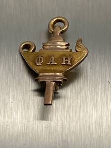 lot 435 image: Vintage 10K Gold Fraternity Pin (2.7 grams), 1