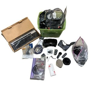 lot 523 image: Samsung Gear VR, Samsung Fast Chargers, HDMI Cables and Other Computer Cables