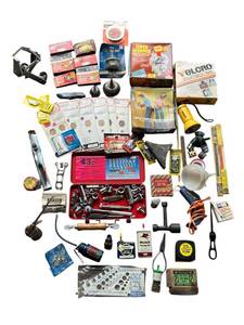lot 646 image: Neat Vintage Tools and Collectibles Lot - Mobil Handy Oil, Stanley 25 ft Leverlock, Socket Wrench Set and More