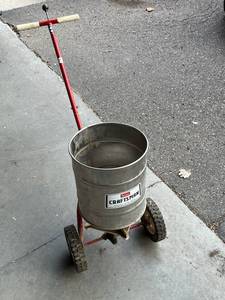 lot 627 image: Vintage Craftsman (Model 472-19091) FertilizerSeed Spreader in Good Working Condition