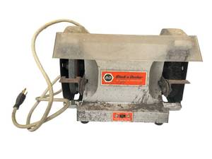 lot 655 image: Vintage Black & Decker 6-inch Bench Grinder in Working Condition