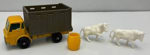 lot 15 image: 1960s Original Matchbox Lesney N0. 37 Cattle Truck (One Cow Has Broken Feet)