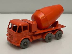 lot 17 image: 1960s Original Matchbox Lesney N0. 26 Foden Cement Mixer Gray Wheels Minty