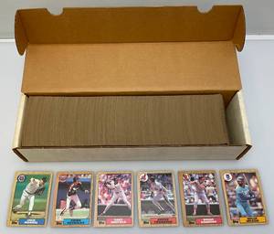 lot 124 image: 1980s TOPPS Baseball Cards (Unsorted)