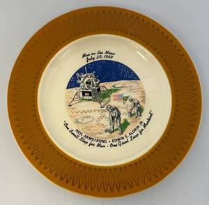 lot 164 image: 1969 Men On The Moon Collectors Plate 10