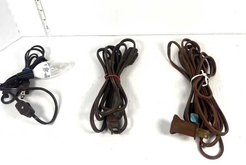 lot 4 image: Lot of 3 Extension Cords, Plug Extender and Light Bulb Holder