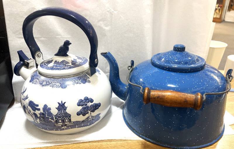 lot 91 image: Two Vintage Teapots