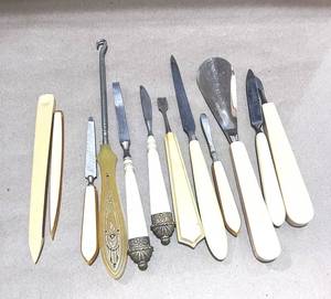 lot 59 image: 12 1940s Bakelite Shoe Tools and Vanity Items