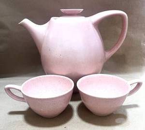 lot 60 image: Vintage Vernon Kilns Pink Teapot and Cups