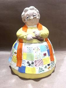 lot 68 image: Vintage Granny Cookie Jar