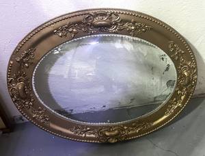 lot 96 image: Vintage Oval Convex Glass Frame