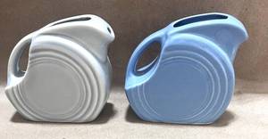 lot 98 image: Pair of Fiesta 5oz Mini Disk Pitchers
