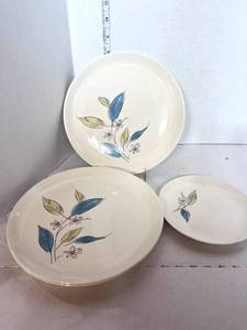 lot 17 image: 4 Vintage Salem China Biscayne Plates