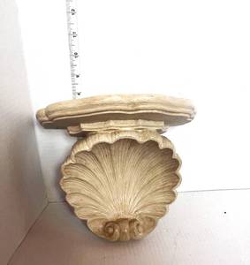 lot 33 image: Decorative Shell Shelf