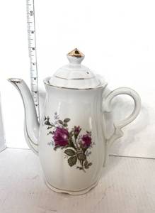 lot 6 image: Vintage Moss Rose Tea Server Music Box