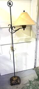 lot 121 image: Vintage Floor Lamp