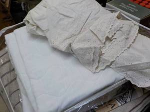 lot 184 image: FQ size Bed skirt and Mattress Pad...