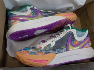 lot 201 image: Kyrie Irving NIKE Size 8.5 Te...
