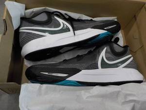 lot 204 image: Kyrie Irving NIKE Size 13.5 ...