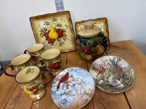 lot 32-D2025 image: Vintage Assorted Fruit Ceramics