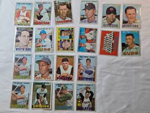 lot 114 image: Lot of 20 Vintage Topps MLB Baseball Cards from 1967