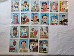 lot 147 image: Lot of 20 Vintage Topps Baseball Cards from 1967