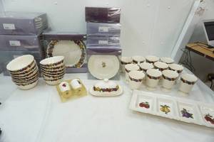 lot 6 image: HOME Age of Elegance Dinnerware Set