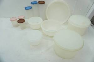 lot 7 image: Tupperware Lot everything has a lid