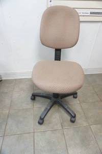 lot 13 image: Adjustable Office Chair