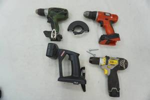 lot 29 image: power drill (3ct) and work light (1ct) lot