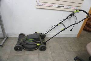 lot 32 image: Lawn master 18 Electric Lawn Mower