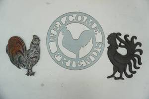 lot 51 image: Cast Iron & Metal Rooster Decor