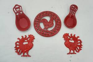 lot 52 image: Cast Iron Rooster Decor (Red)