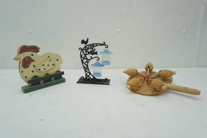 lot 57 image: Vintage Rooster Decor