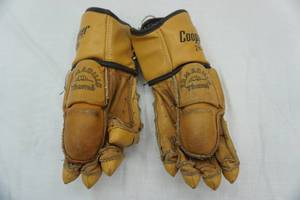 lot 141 image: Hockey Goalie Gloves Cooper 28