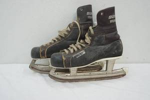 lot 184 image: Vintage Bauer Ice Skates