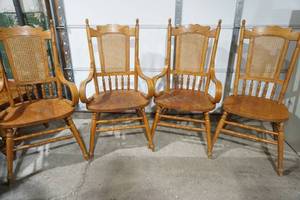 lot 198 image: Oak Dining Room Chairs (4ct) with a wicker back