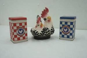 lot 46 image: Vintage Ceramic Rooster & Hen Vase