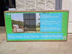 lot 42 image: NEW INSIDEOUTSIDE GARDEN 1PC. PRIVACY SCREEN