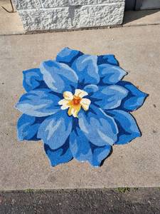 lot 98 image: NEW SHAPED OUTDOOR RUG BLUE BELLFLOWER