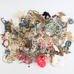 lot 24 image: Costume Jewelry - Large Lot