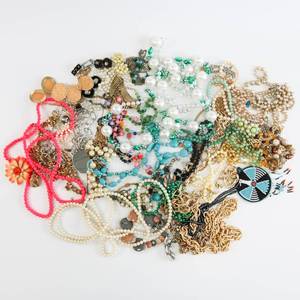 lot 23 image: Costume Jewelry - Large Lot