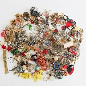 lot 22 image: Costume Jewelry - Large Lot