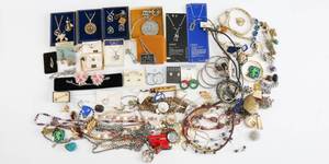 lot 21 image: Costume Jewelry - Large Lot