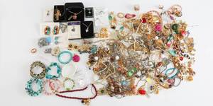 lot 19 image: Costume Jewelry - Large Lot