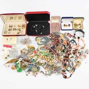 lot 41 image: Costume Jewelry - Large Lot