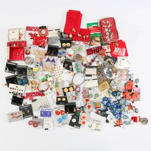 lot 39 image: Costume Jewelry - Large Lot