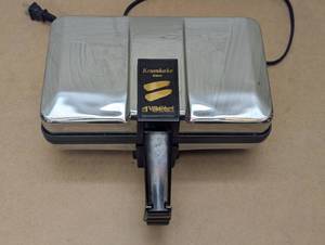 lot 33 image: VillaWare V3900 Krumkake Baker - Light Use
